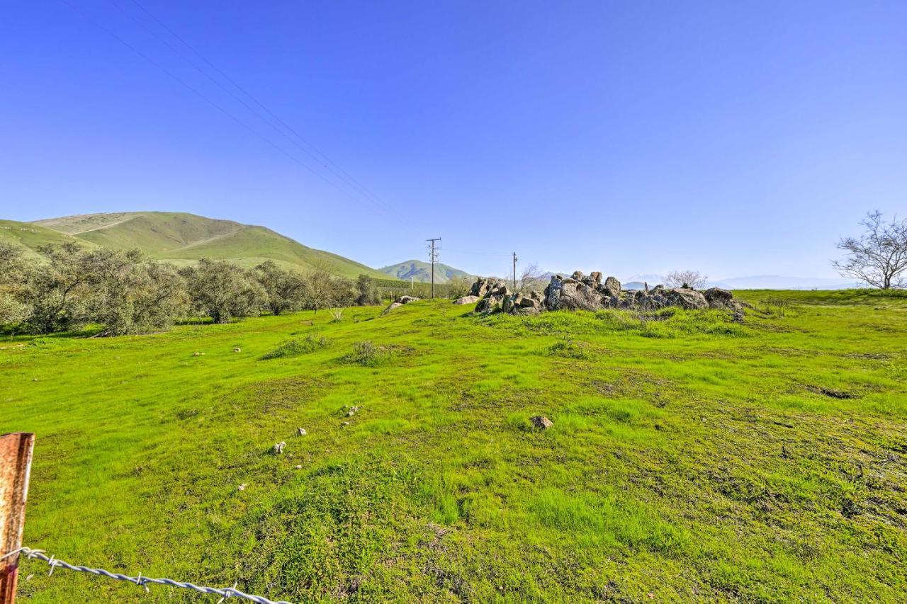 Peaceful Ranch Home With Sierra Nevada Views Woodlake Exterior photo